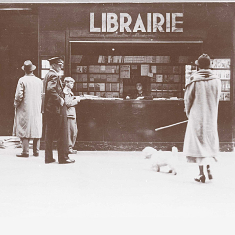 Roku 1852, kdy byl otevřen vůbec první stánek s prodejem knih na nádraží Gare de Lyon v Paříži.